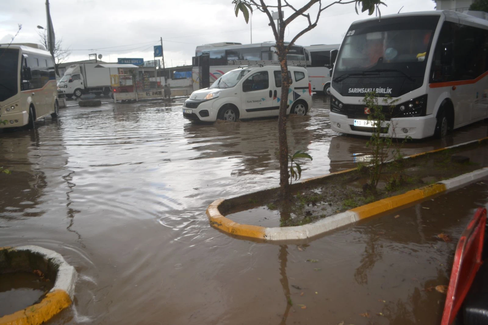 Sağanak yağış ilçeyi yine sular altında bıraktı