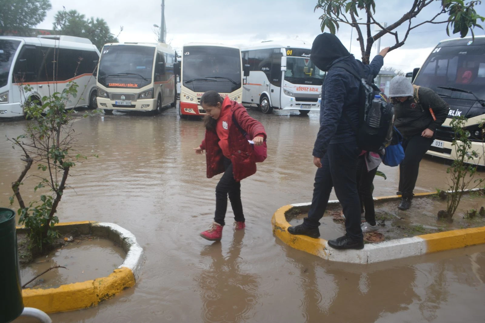Sağanak yağış ilçeyi yine sular altında bıraktı