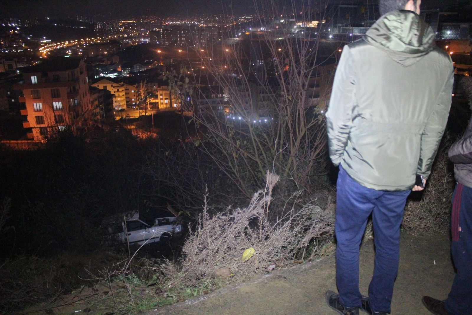 Yoldan çıkan otomobil 20 metre aşağı uçtu