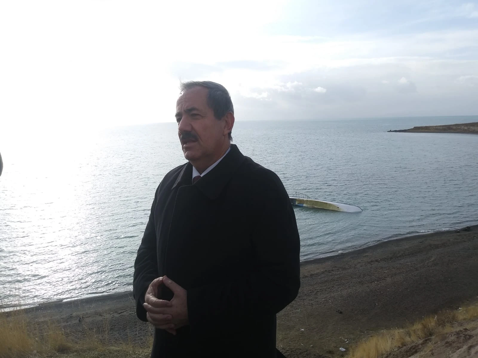 Tekne devrilince yüzerek kıyıya çıkmışlar