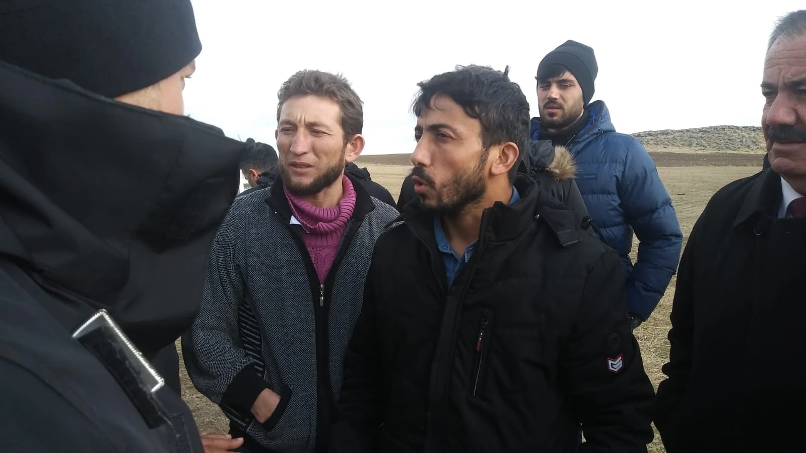 Tekne devrilince yüzerek kıyıya çıkmışlar