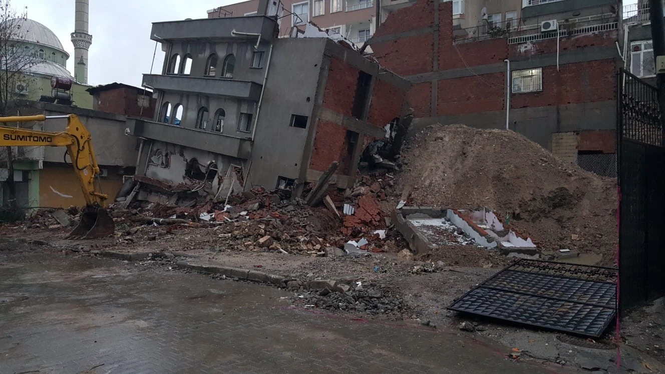 Yağışlar nedeniyle 4 katlı bina çöktü