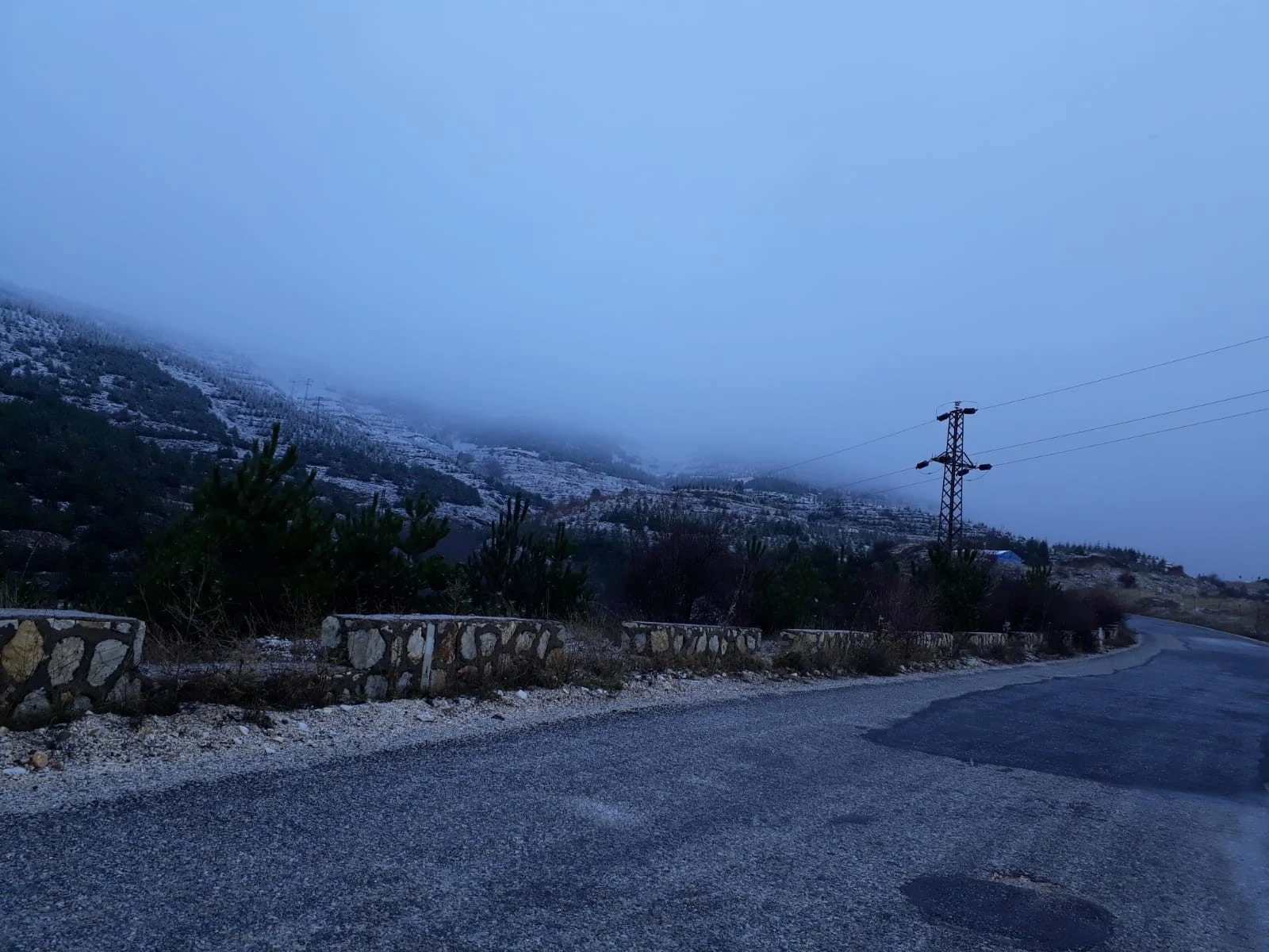 Soğuk hava etkili oldu, yüksek kesimler beyaza büründü