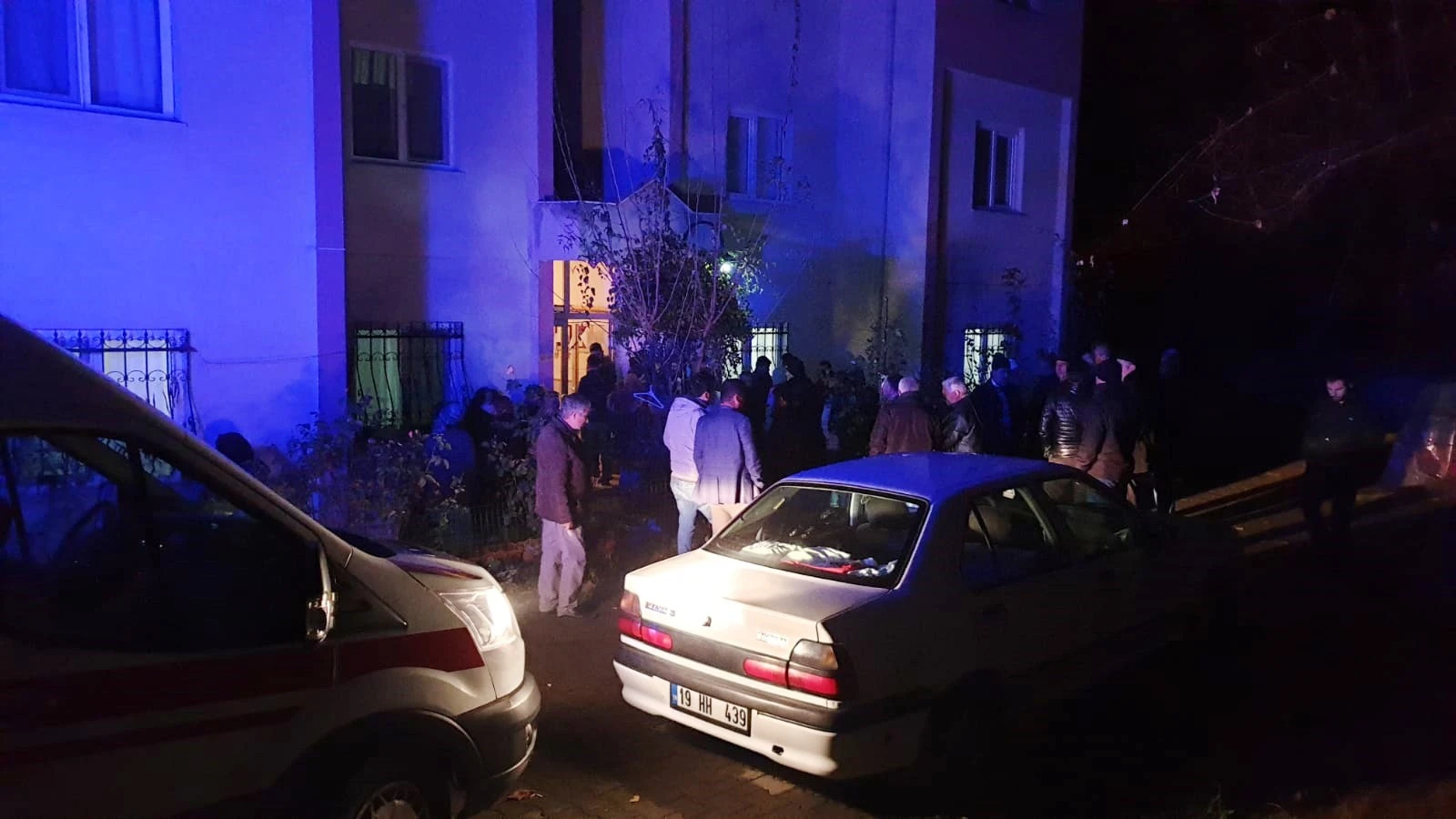 Eşini tüfekle öldürdükten sonra intihar etti