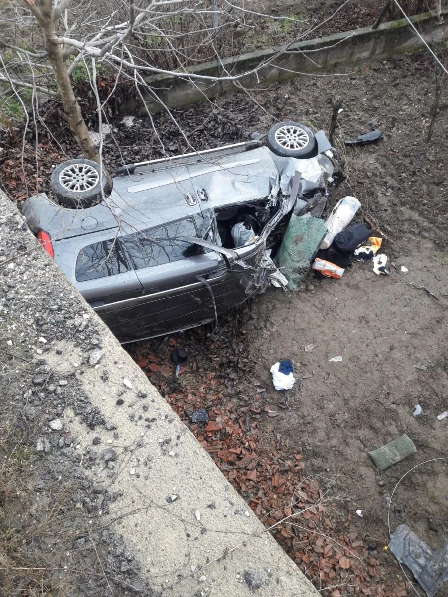 Yoldan çıkan otomobil evin bahçesine uçtu: 1 ölü, 2 yaralı