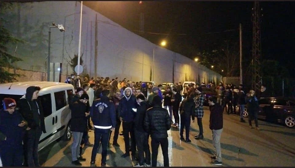 Trabzonspor taraftarlarından Ünal Karaman’a destek