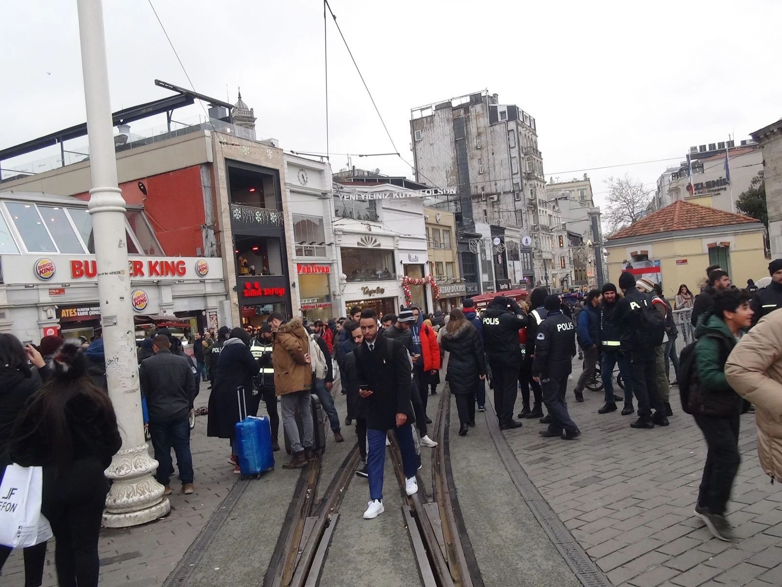Taksim’de yılbaşı önlemleri başladı, yollar araç trafiğine kapatıldı