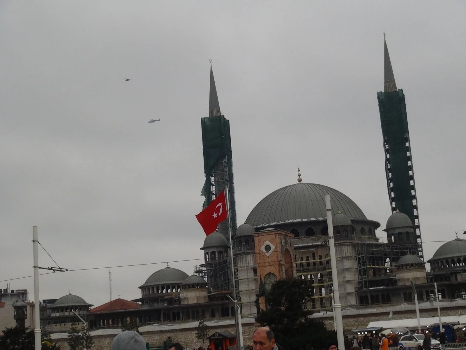 Taksim’de yılbaşı önlemleri başladı, yollar araç trafiğine kapatıldı