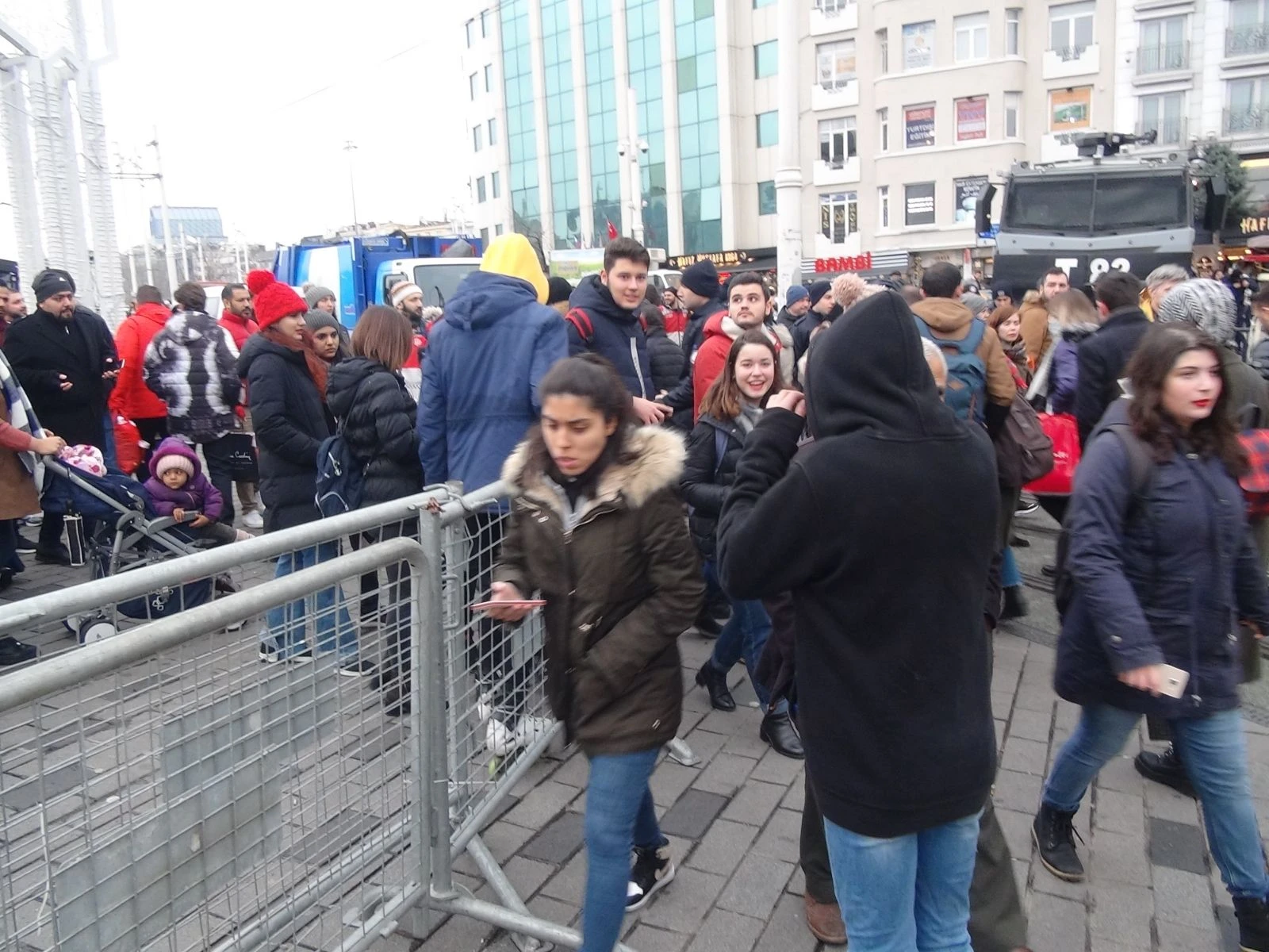 Taksim’de yılbaşı önlemleri başladı, yollar araç trafiğine kapatıldı