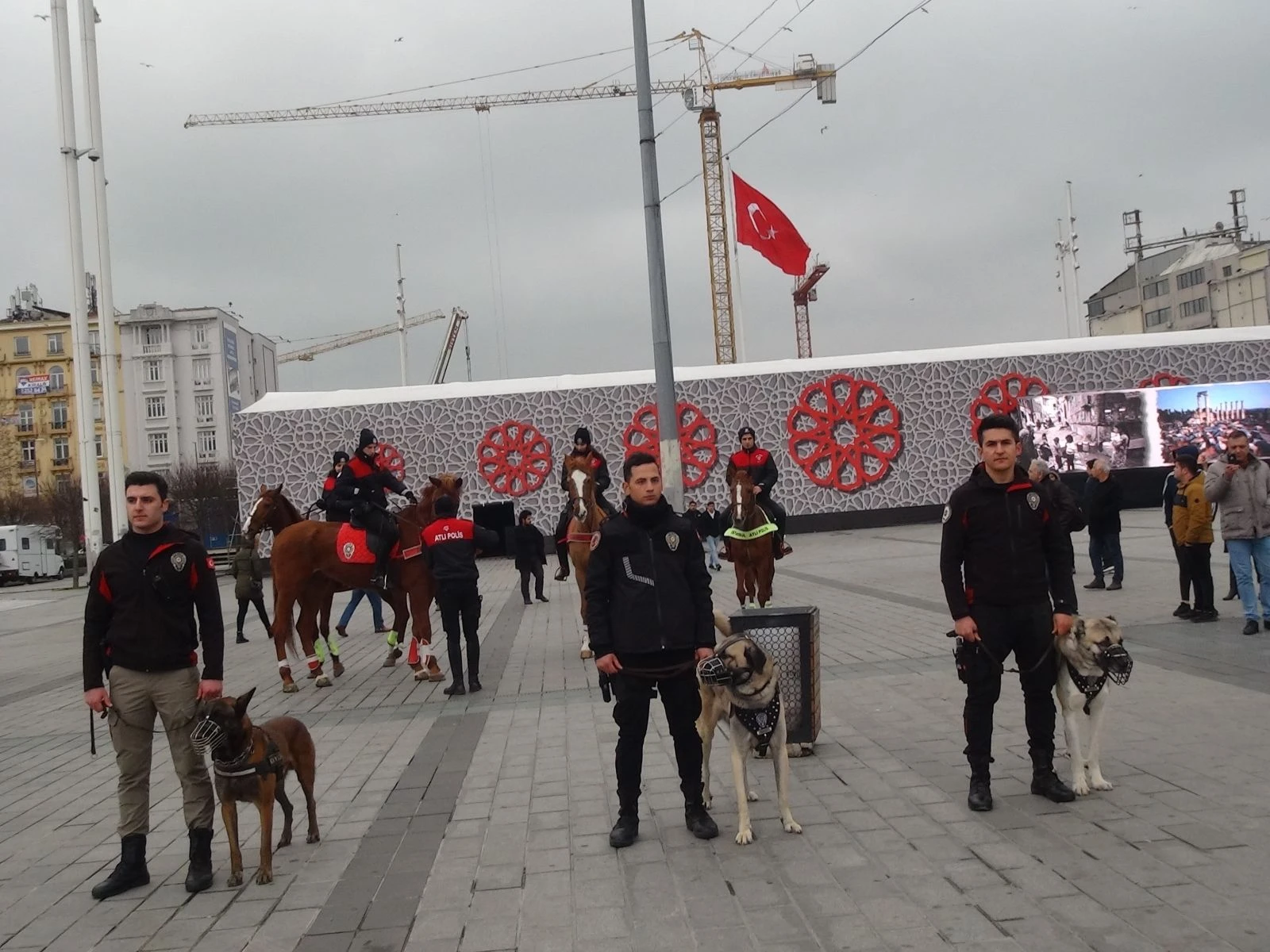 Taksim’de yılbaşı önlemleri başladı, yollar araç trafiğine kapatıldı