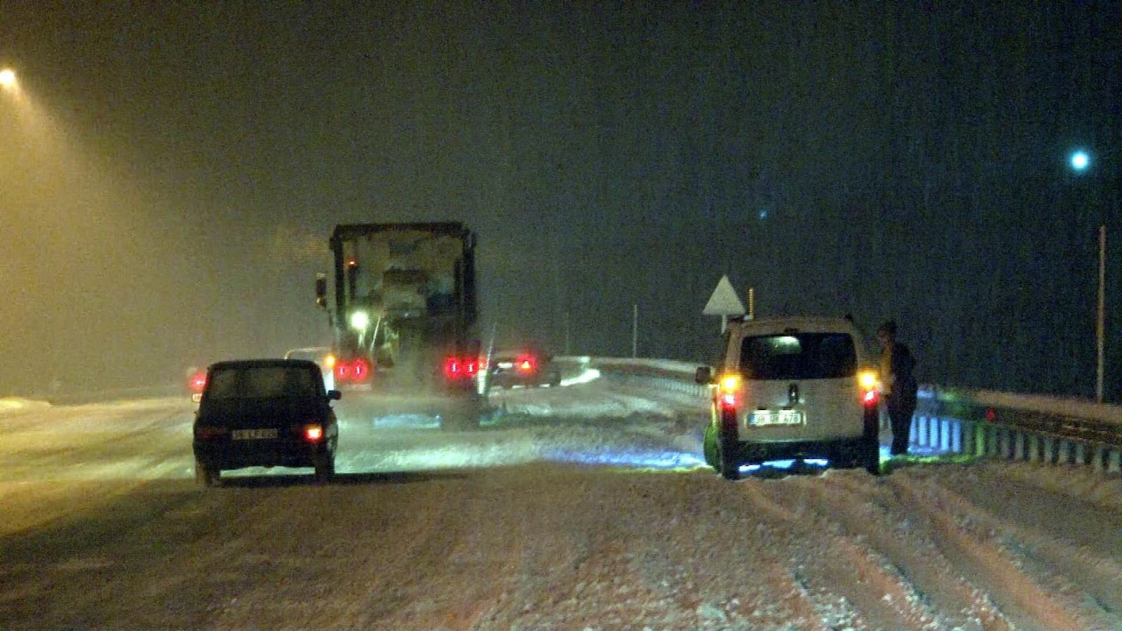 Etkisini artıran kar yağışı sürücülere zor anlar yaşattı