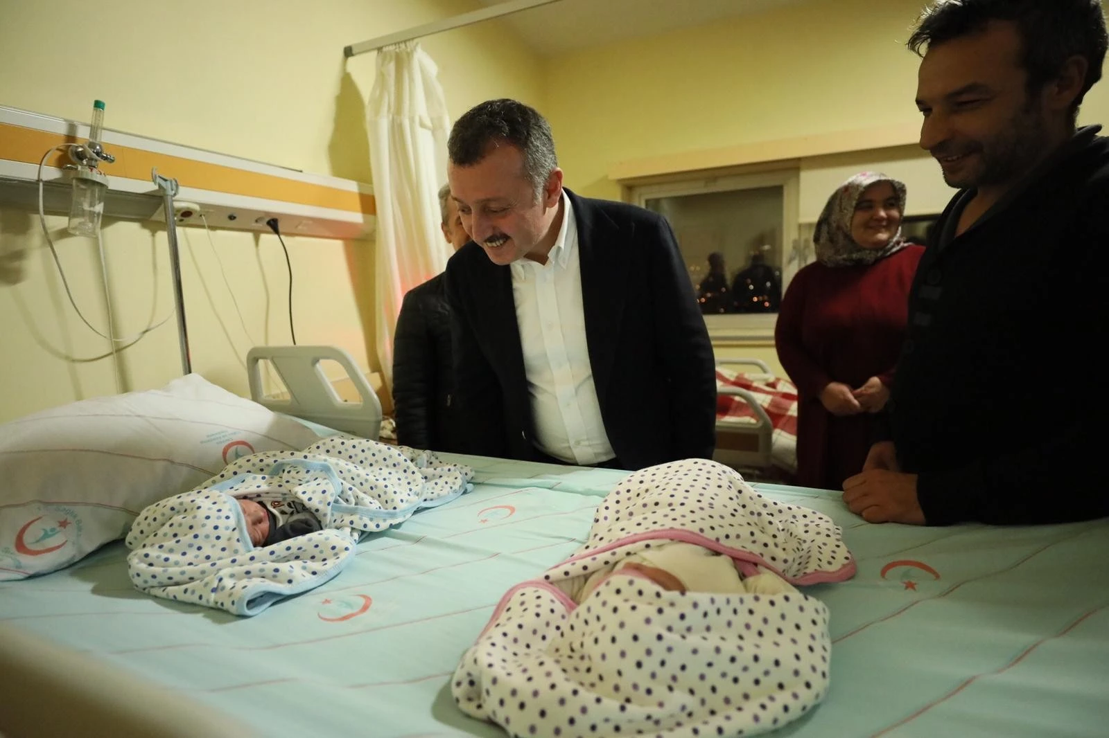 Yeni yılın ilk bebeğinin kulağına belediye başkanı ezan okudu