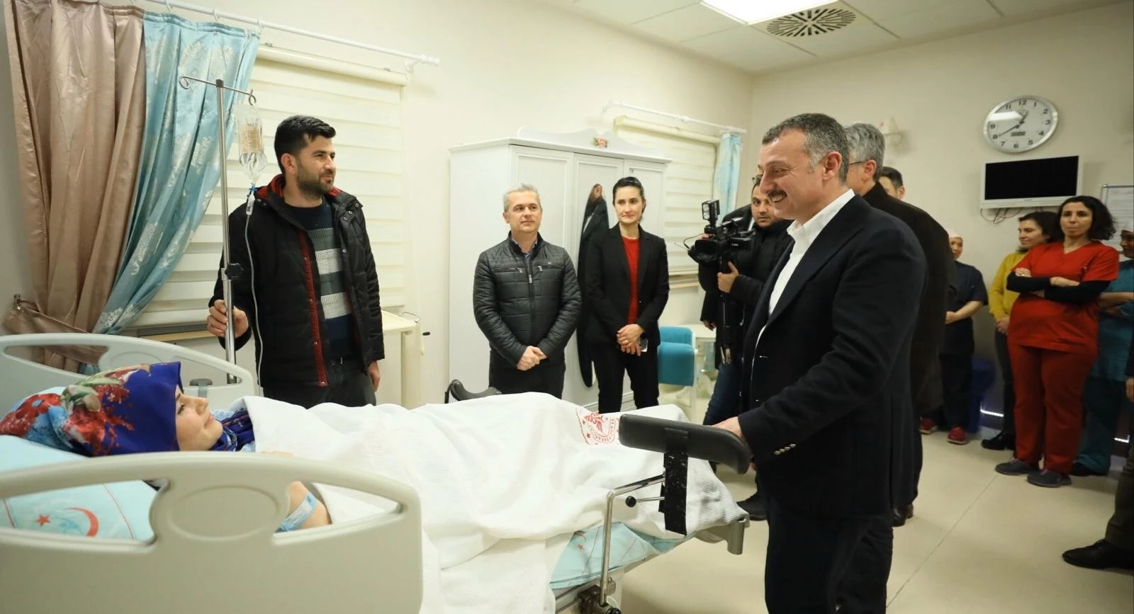 Yeni yılın ilk bebeğinin kulağına belediye başkanı ezan okudu