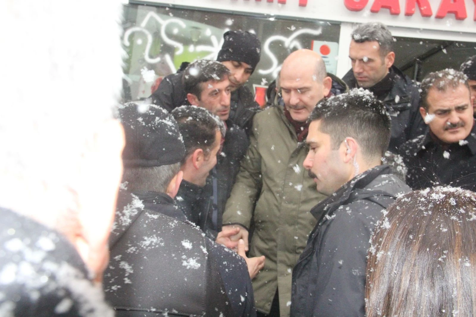 Bakan Soylu kar yağışı altında esnafı ziyaret etti