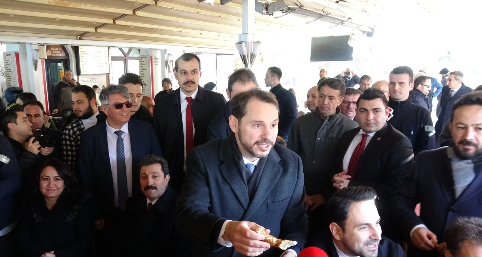 Bakan Albayrak özçekim yaptı, gazetecilerle simidini bölüştü