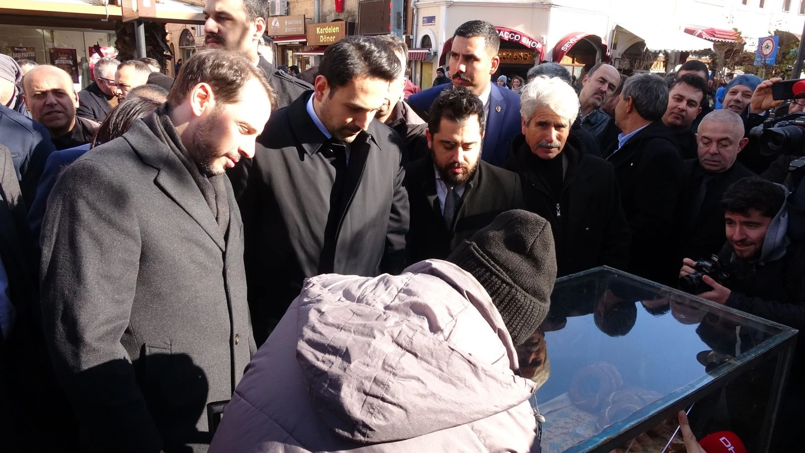 Bakan Albayrak özçekim yaptı, gazetecilerle simidini bölüştü