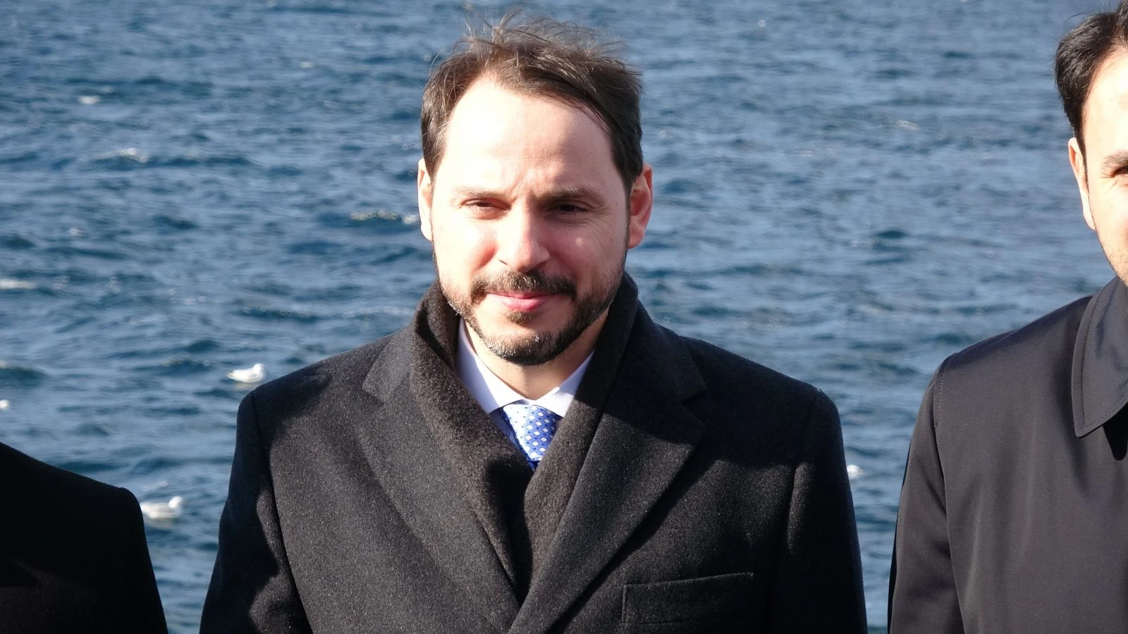 Bakan Albayrak özçekim yaptı, gazetecilerle simidini bölüştü