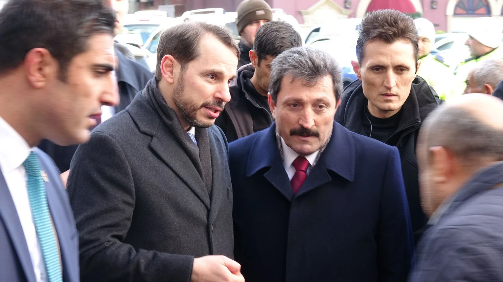 Bakan Albayrak özçekim yaptı, gazetecilerle simidini bölüştü