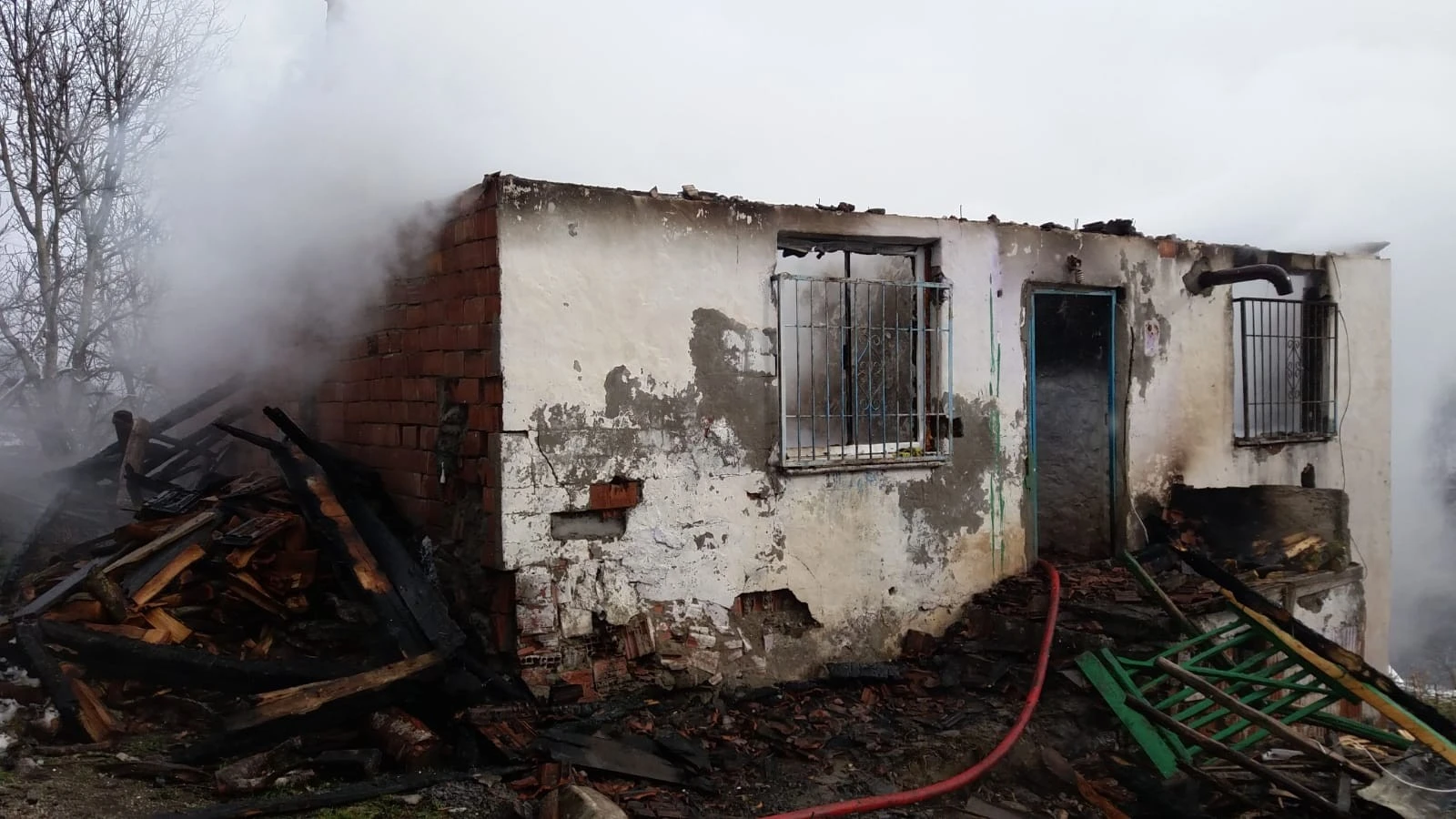 97 yaşındaki adamın evi ile birlikte 10 bin lirası da kül oldu