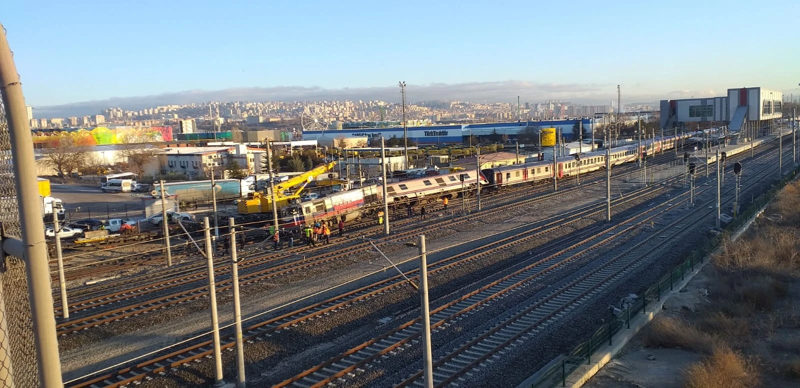Ankara Behiçbey'de tren raydan çıktı