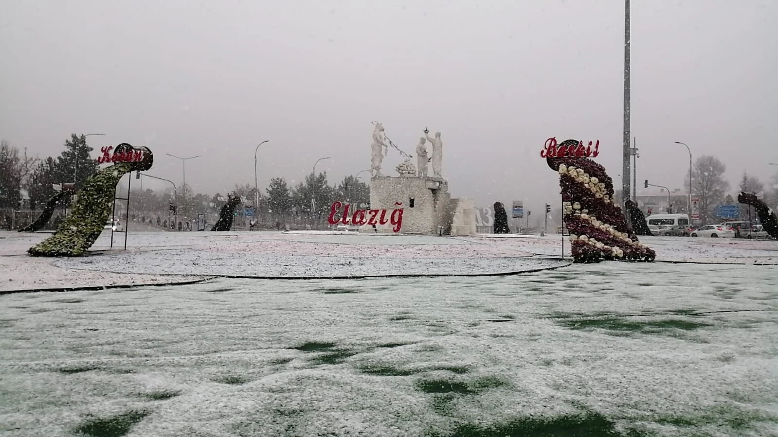 Kent merkezine mevsimin ilk karı yağdı