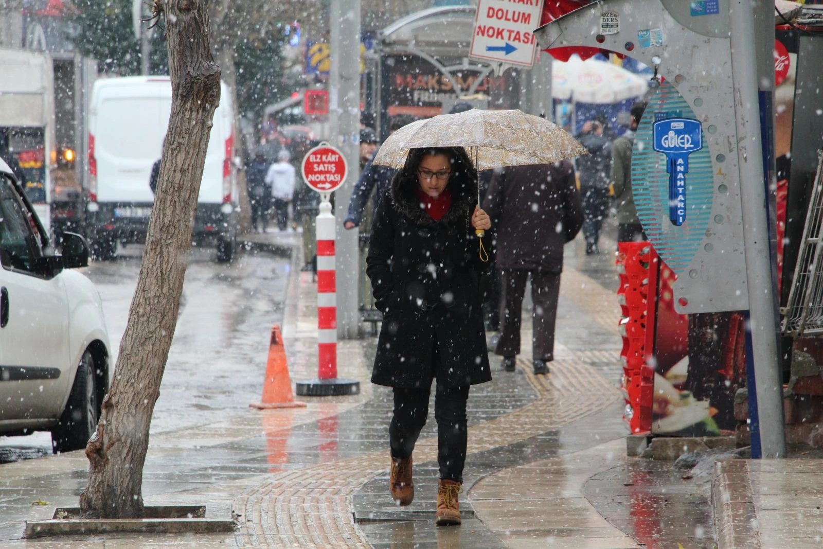 Kent merkezine mevsimin ilk karı yağdı
