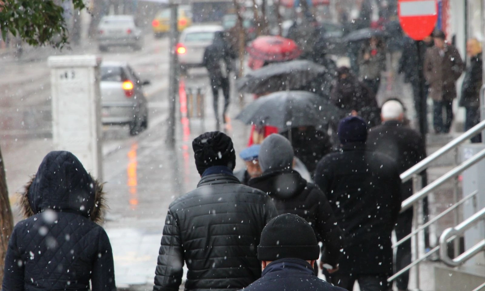 Kent merkezine mevsimin ilk karı yağdı