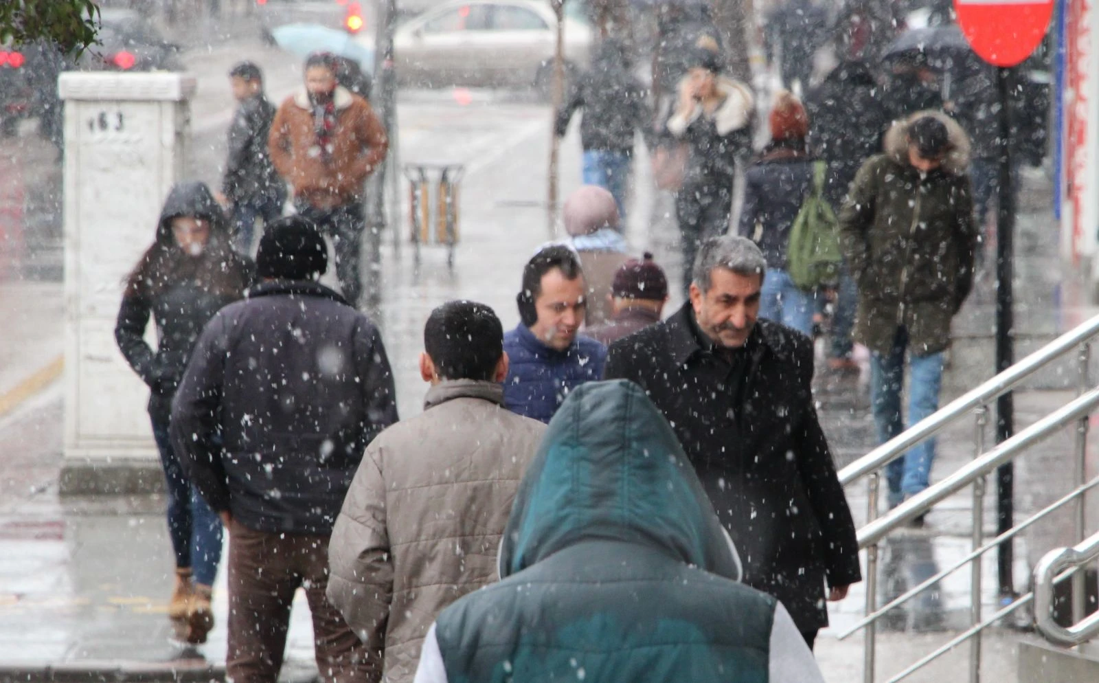 Kent merkezine mevsimin ilk karı yağdı