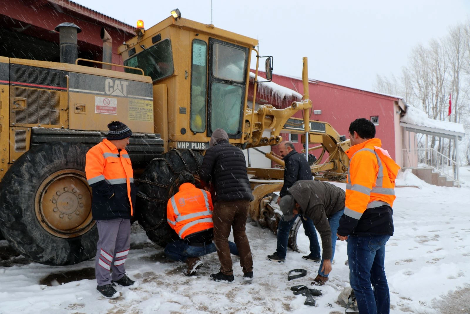 2020 yılının ilk karı yağdı! Kar kaplanlarının yoğun mesaisi başladı