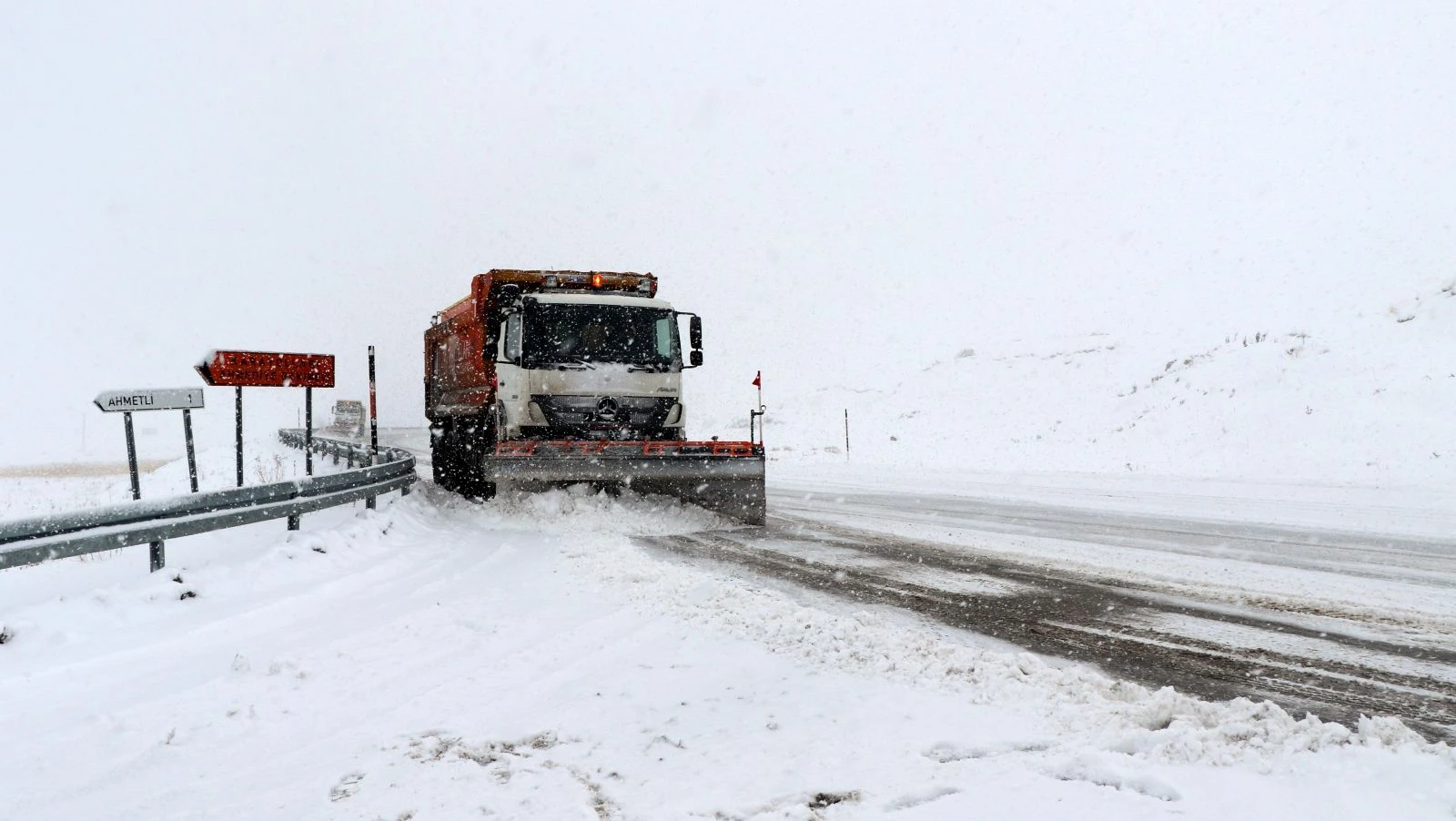 2020 yılının ilk karı yağdı! Kar kaplanlarının yoğun mesaisi başladı