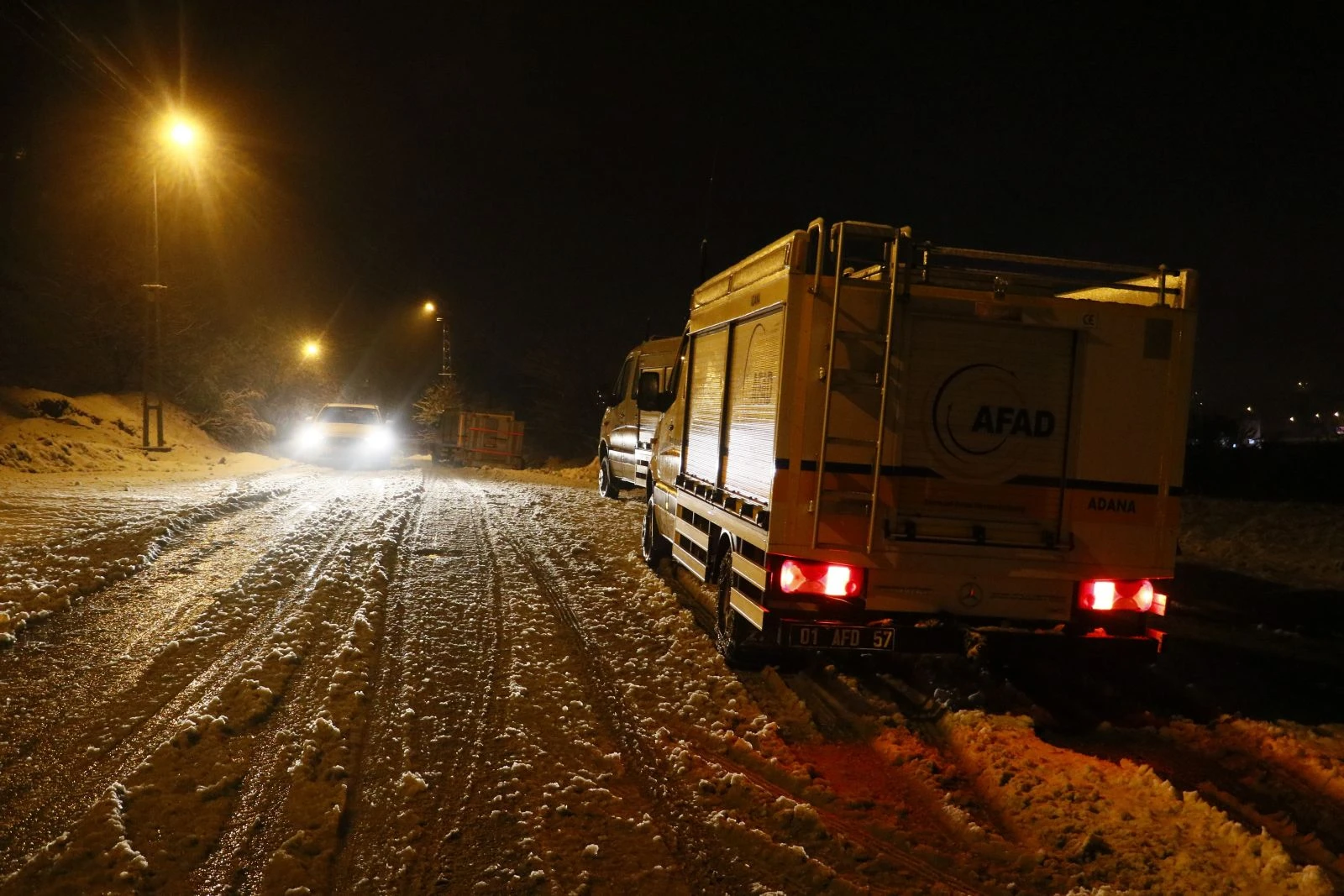 Çığ altında kalan kişiye ulaşma çalışmaları sürüyor
