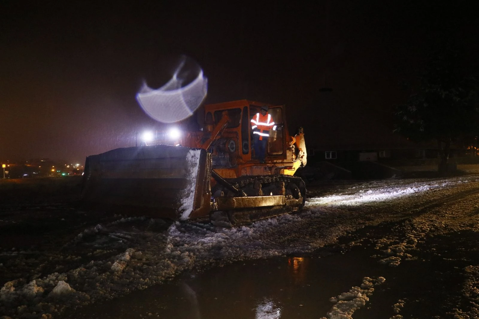 Çığ altında kalan kişiye ulaşma çalışmaları sürüyor