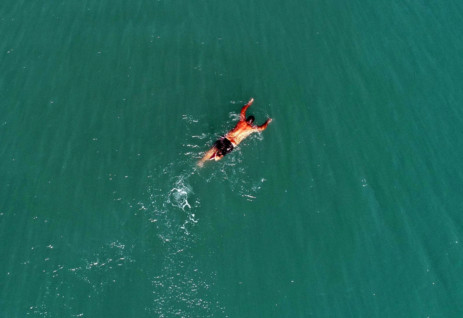 Kar soğuğunun vurduğu Antalya’da vatandaşlar ısınmak için denize girdi