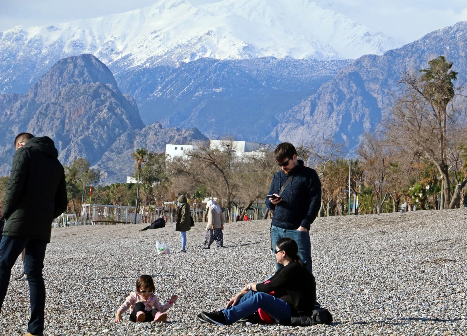 Kar soğuğunun vurduğu Antalya’da vatandaşlar ısınmak için denize girdi