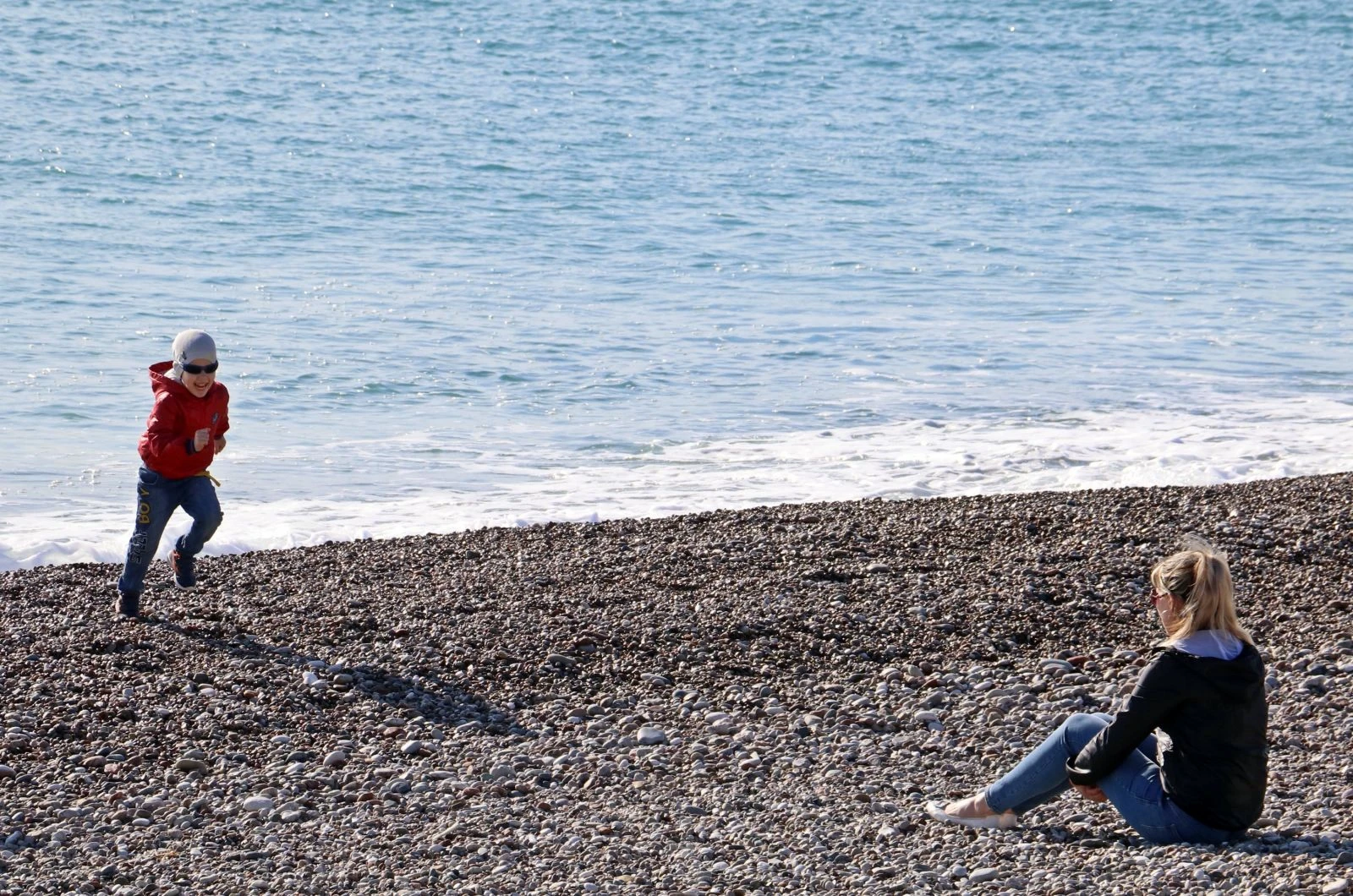Kar soğuğunun vurduğu Antalya’da vatandaşlar ısınmak için denize girdi