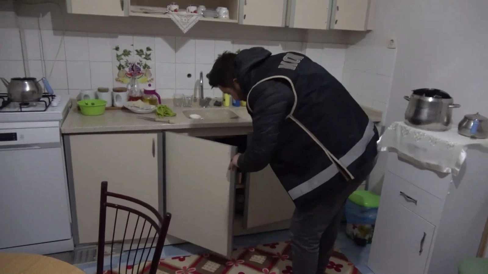 Bursa'da 'gaybubet evi' baskını: 13 gözaltı