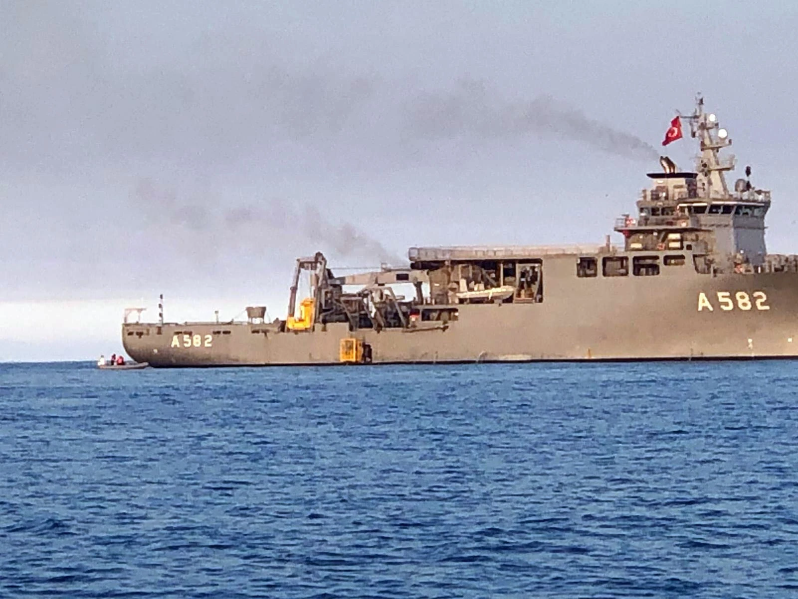 Batan teknede kaybolan 3 kişi çıkartılıyor