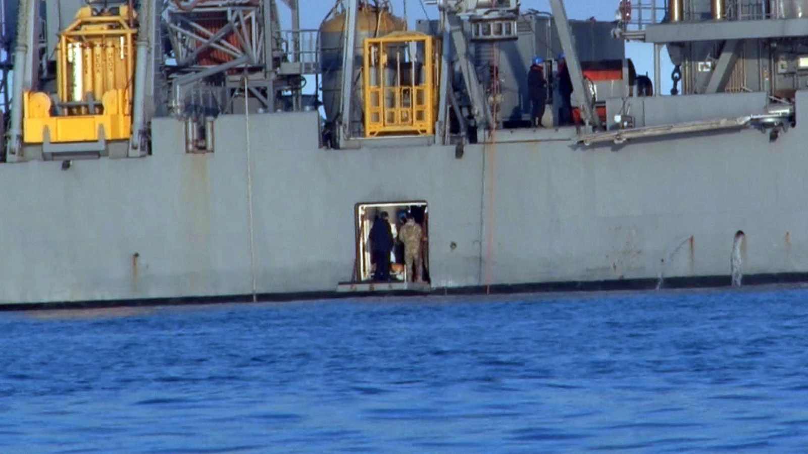 Batan teknede kaybolan 3 kişi çıkartılıyor