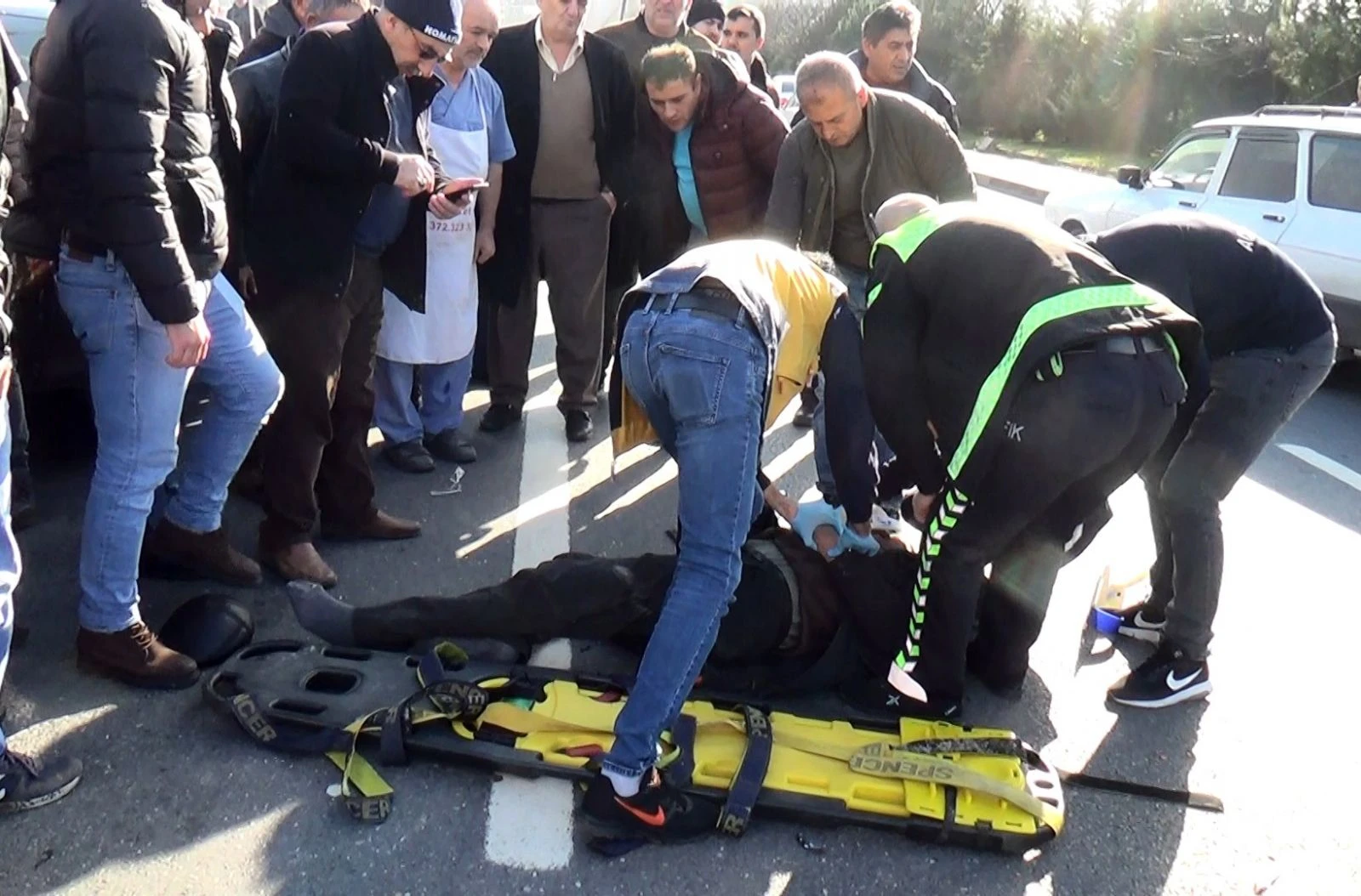 Otomobil yayalara çarptı, mahalleli yolu trafiğe kapattı