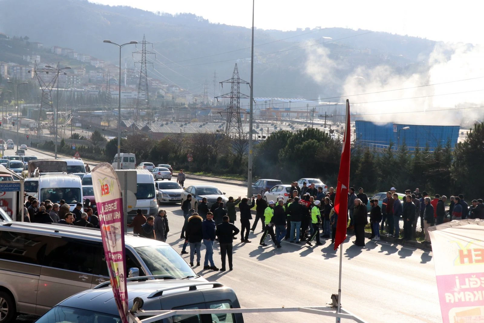 Otomobil yayalara çarptı, mahalleli yolu trafiğe kapattı