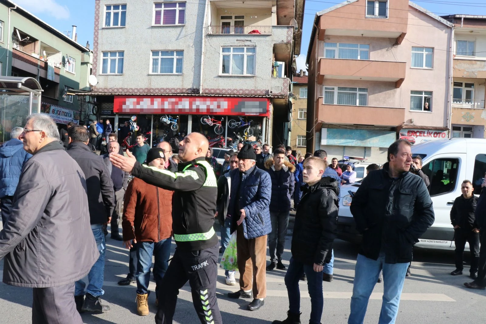 Otomobil yayalara çarptı, mahalleli yolu trafiğe kapattı