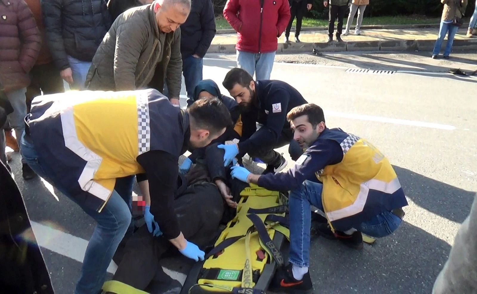 Otomobil yayalara çarptı, mahalleli yolu trafiğe kapattı