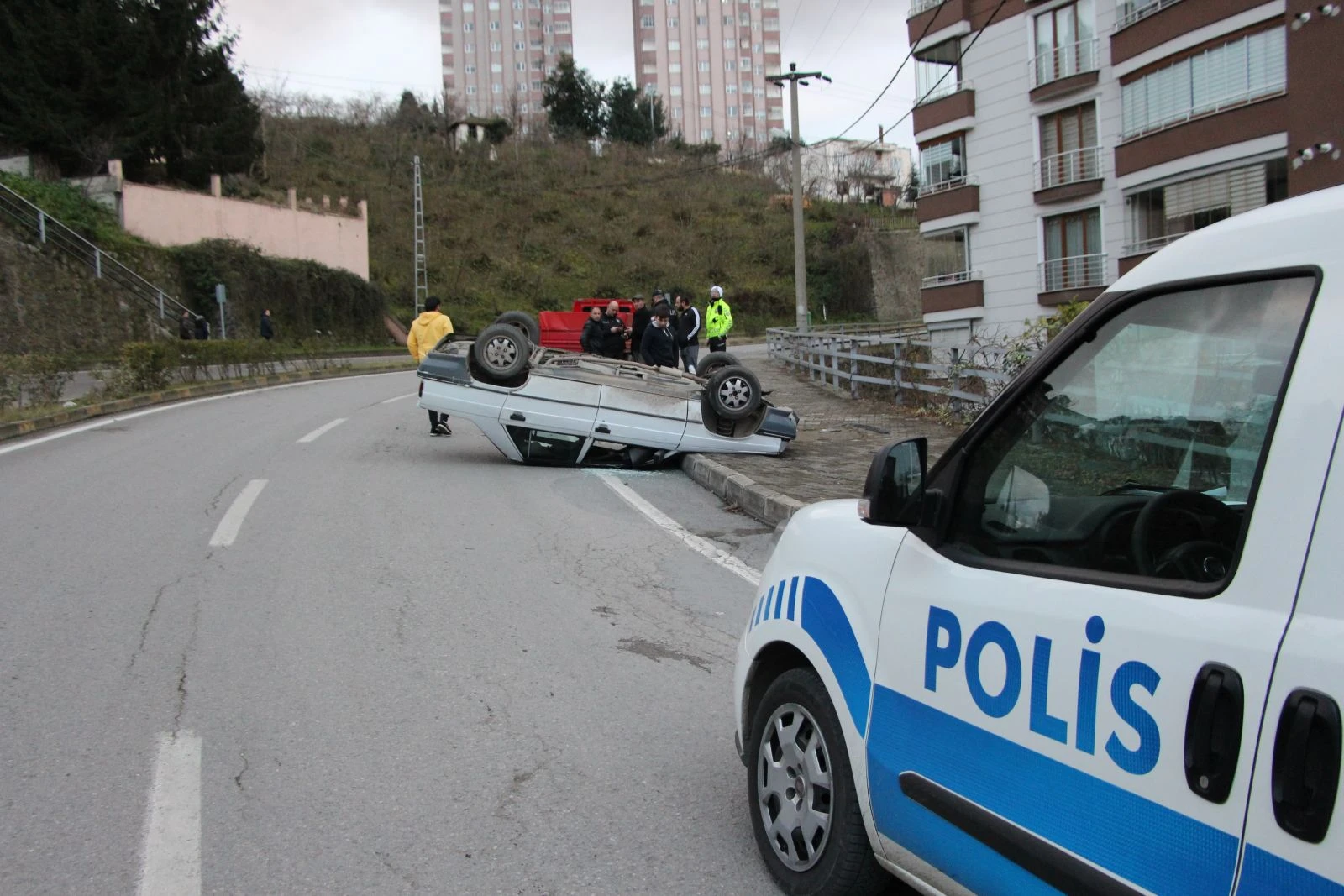 Trabzon'da otomobil takla attı: Sürücü burnu bile kanamadan kurtuldu