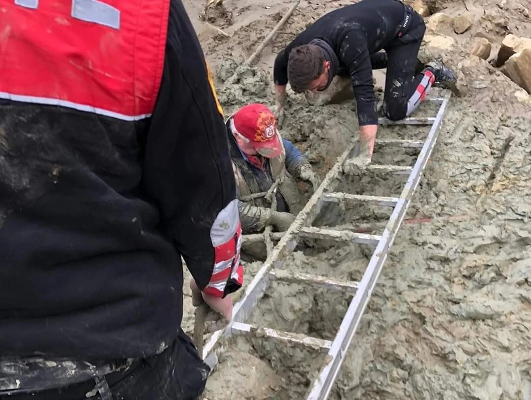 Çamura batan adamı kurtarmak için ekipler seferber oldu