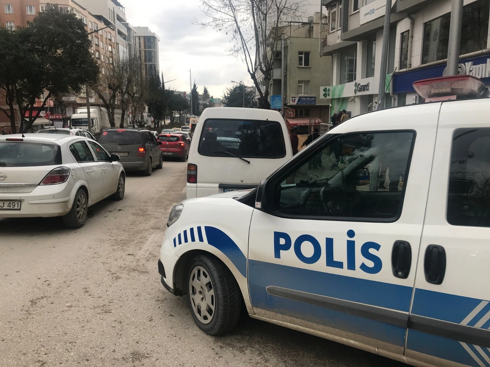 Önüne köpek çıkınca park halindeki araca çarptı