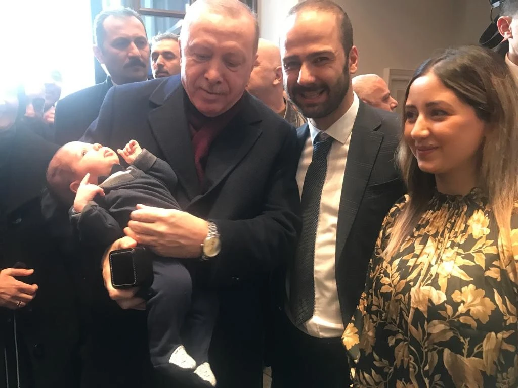 Cumhurbaşkanı Erdoğan, Mahir bebeğe altın taktı