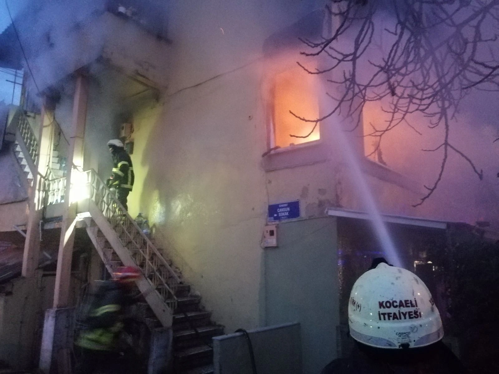 Ev yangını: 1’i ağır 2 yaralı