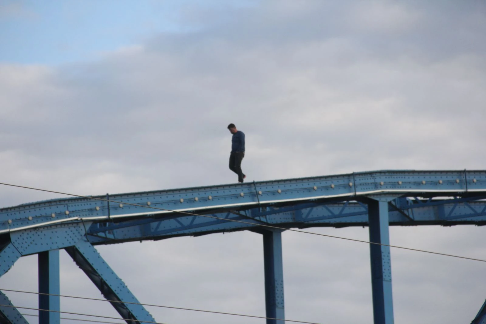 İntihar etmek istedi, üşüyünce köprüde yürüyüş yaptı