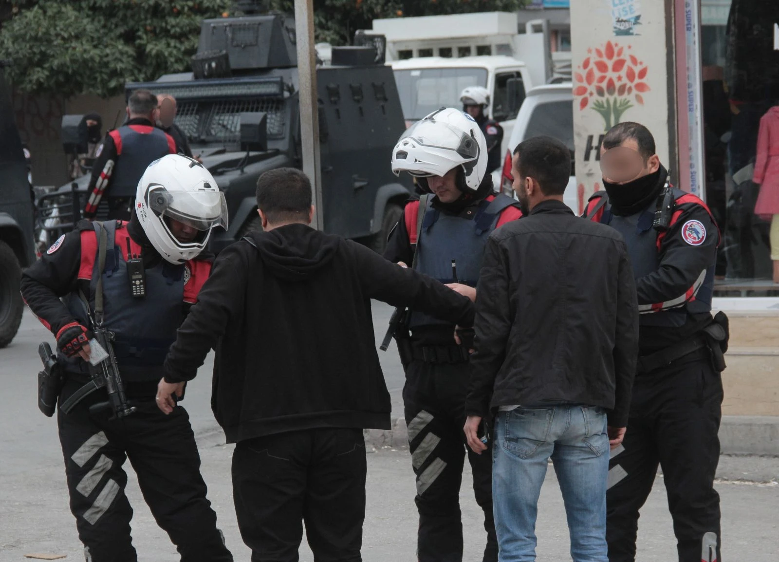 Polisten gündüz uygulama, şafak vakti operasyon