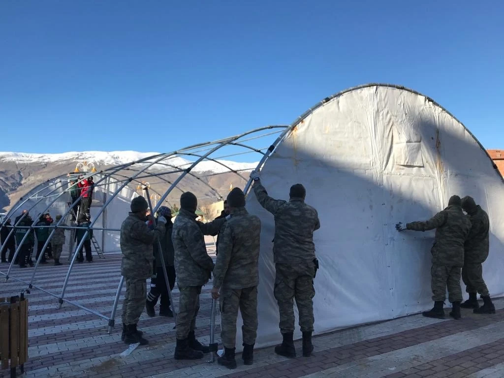 Mehmetçik vatandaş el ele